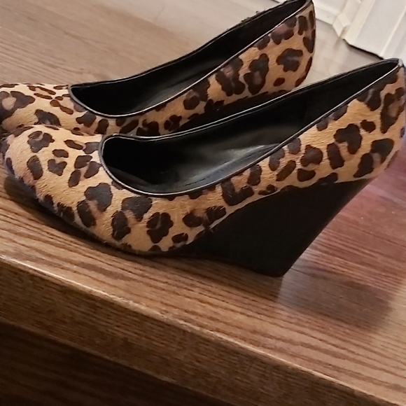 SOLD..Leopard print wedge heel shoes - Picture 8 of 9